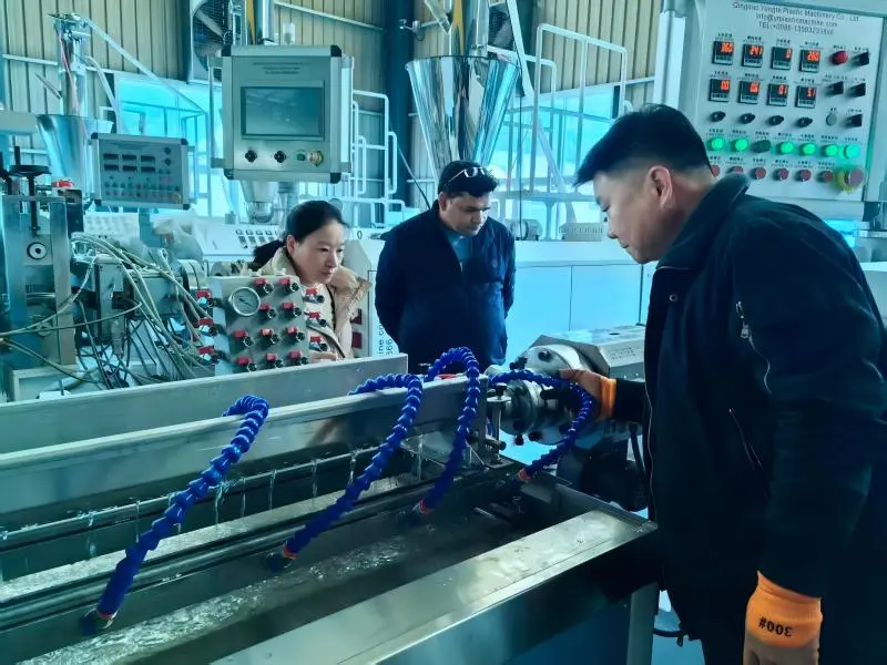 இந்திய வாடிக்கையாளருக்காக ரப்பர் பாசன குழாய் இயந்திரம் தளத்தில் இயங்குகிறது