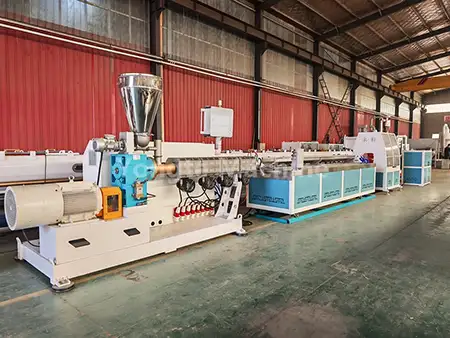 உயர்தர பிளாஸ்டிக் வெளியேற்றத்திற்கான சரியான PP சுயவிவரத்தை உருவாக்கும் இயந்திரத்தை எவ்வாறு தேர்வு செய்வது