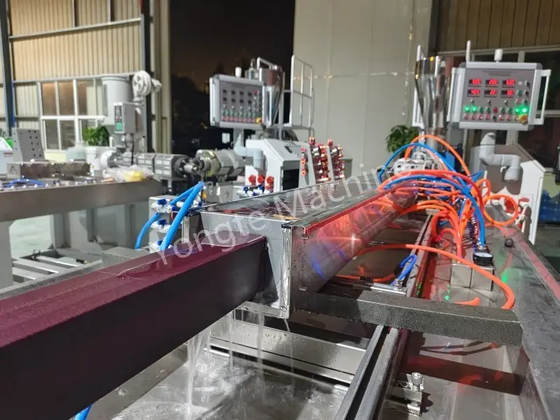 WPC வேலி நெடுவரிசை உற்பத்தி வரி இந்திய வாடிக்கையாளருக்காக தனிப்பயனாக்கப்பட்டது